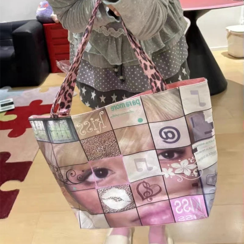 Patchwork-Tasche mit Y2K-Leopardenmuster, Gesichtern und Musiknoten.
