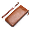 Braunes Kunstleder-Herrendes Clutch-Wallet mit Lederriemen und Reißverschluss auf weißem Hintergrund