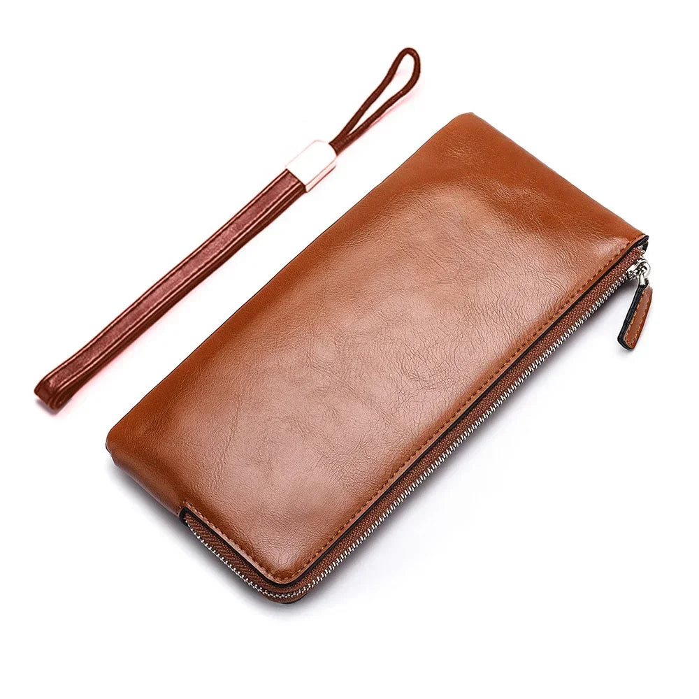Braunes Kunstleder-Herrendes Clutch-Wallet mit Lederriemen und Reißverschluss auf weißem Hintergrund