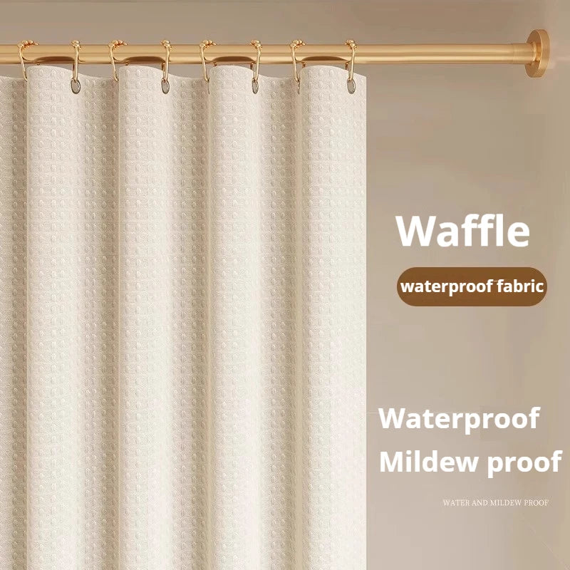 Cortina de ducha de tela impermeable blanca con forma de waffle, colgada en una barra dorada
