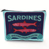 Pochette de maquillage bleu sarcelle avec un design vintage marine affichant le texte Sardines et Huile d'olive extra vierge