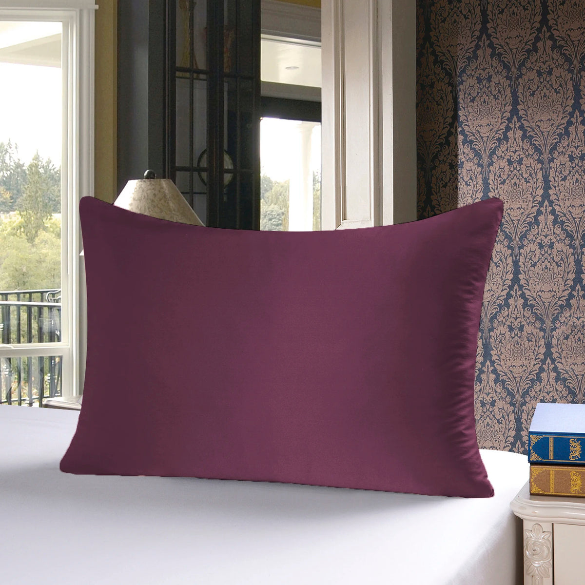 Housse de couette en soie de mûrier naturel couleur prune profonde sur une surface blanche.
