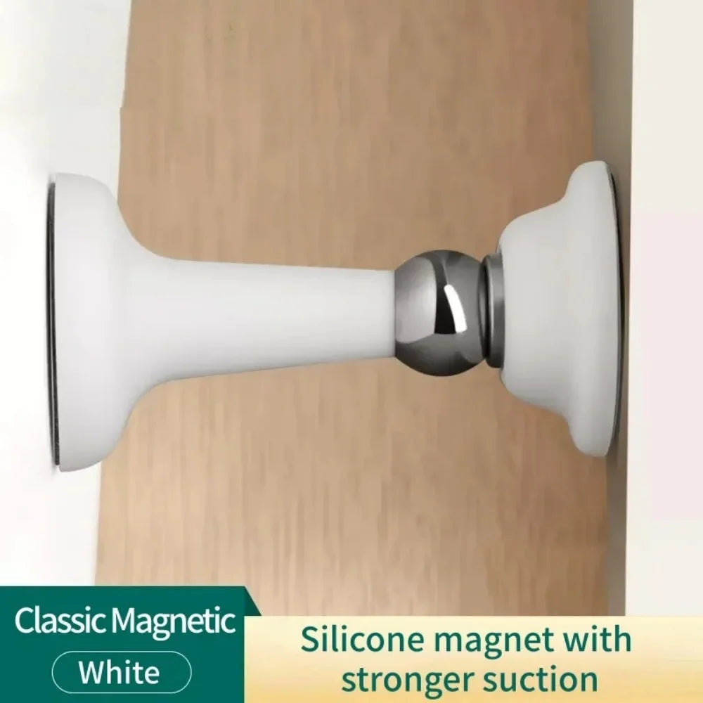 Un bloqueur de porte magnétique blanc avec une finition argentée monté sur une surface en bois.