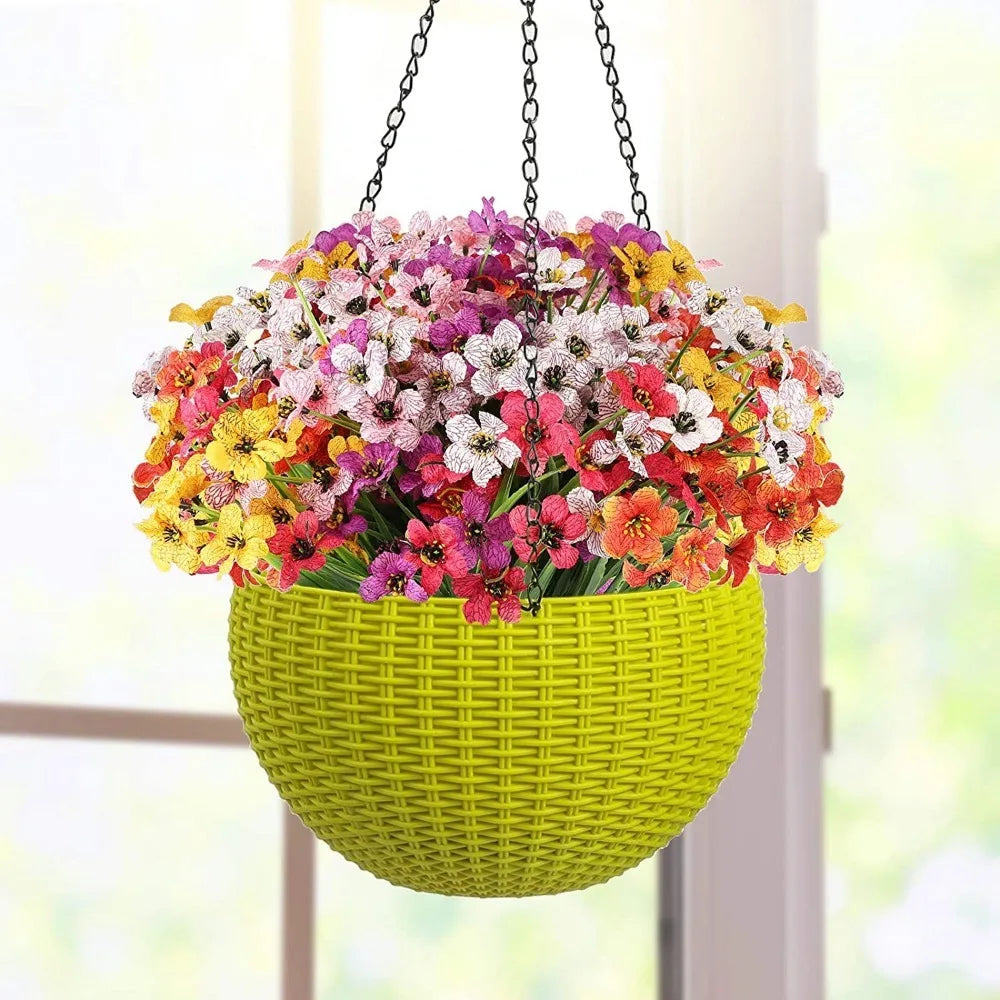 Cesta colgada llena de ramos artificiales de narcisos coloridos en una maceta verde lima.