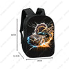 Schwarzer taktischer Rucksack mit Grafik eines brennenden Autos und Blitze.