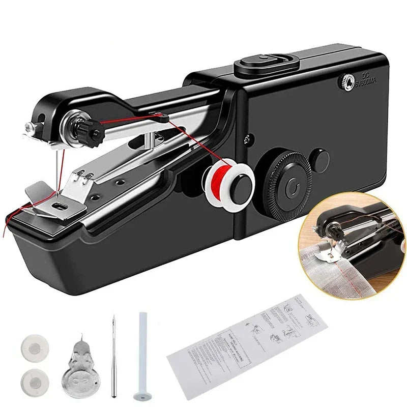 Schwarze portable Mini-Nähmaschine mit verschiedenen Zubehörteilen auf weißem Hintergrund.