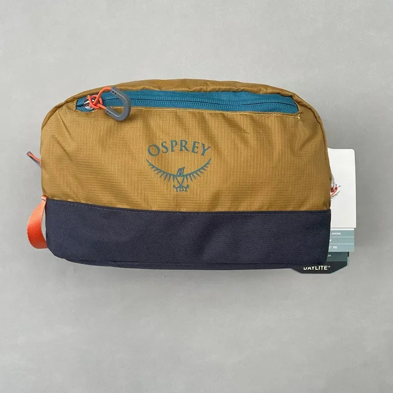Sac de toilette pliable imperméable vert olive Osprey avec fermeture éclair bleue et section inférieure bleu marine.