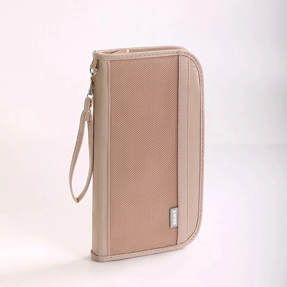 Porta-pasaporte beige con bloqueo RFID y correa de muñeca, vista vertical.