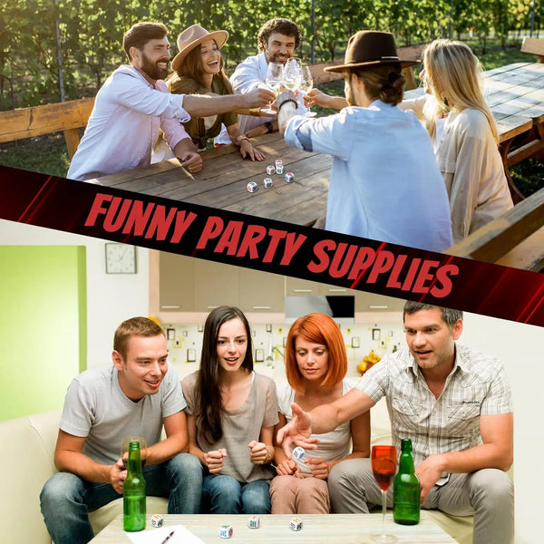 Eine Gruppe von Freunden genießt eine Party mit einem 6-fachen Acryl-Würfelspiel auf einem Holztable.