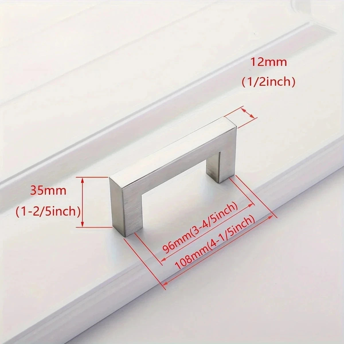 Edelstahl-Schrankgriff mit 35 mm Länge und 12 mm Dicke vor weißem Hintergrund