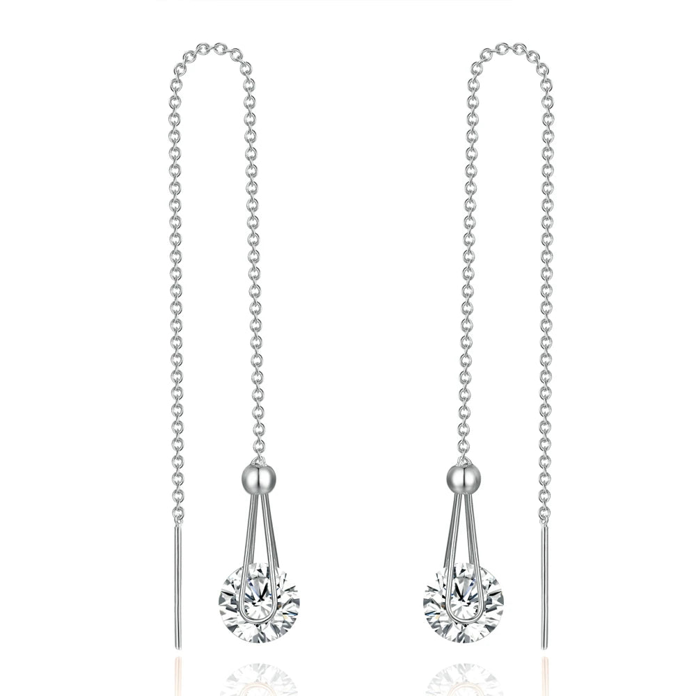 Un par de elegantes pendientes colgantes de circonita cúbica con una delicada cadena y piedra brillante.