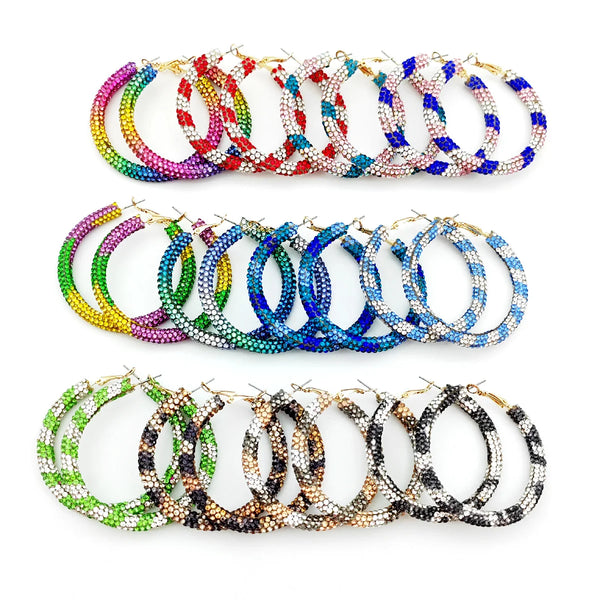 Collection d'anneaux à l'oreille en cristal arc-en-ciel aux différentes couleurs et nuances.