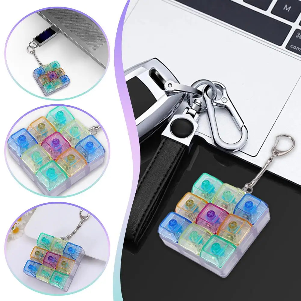 Un set de teclas mecánicas de teclado translúcidas y coloridas, empaquetadas como llavero con hebilla metálica y sujetas a un