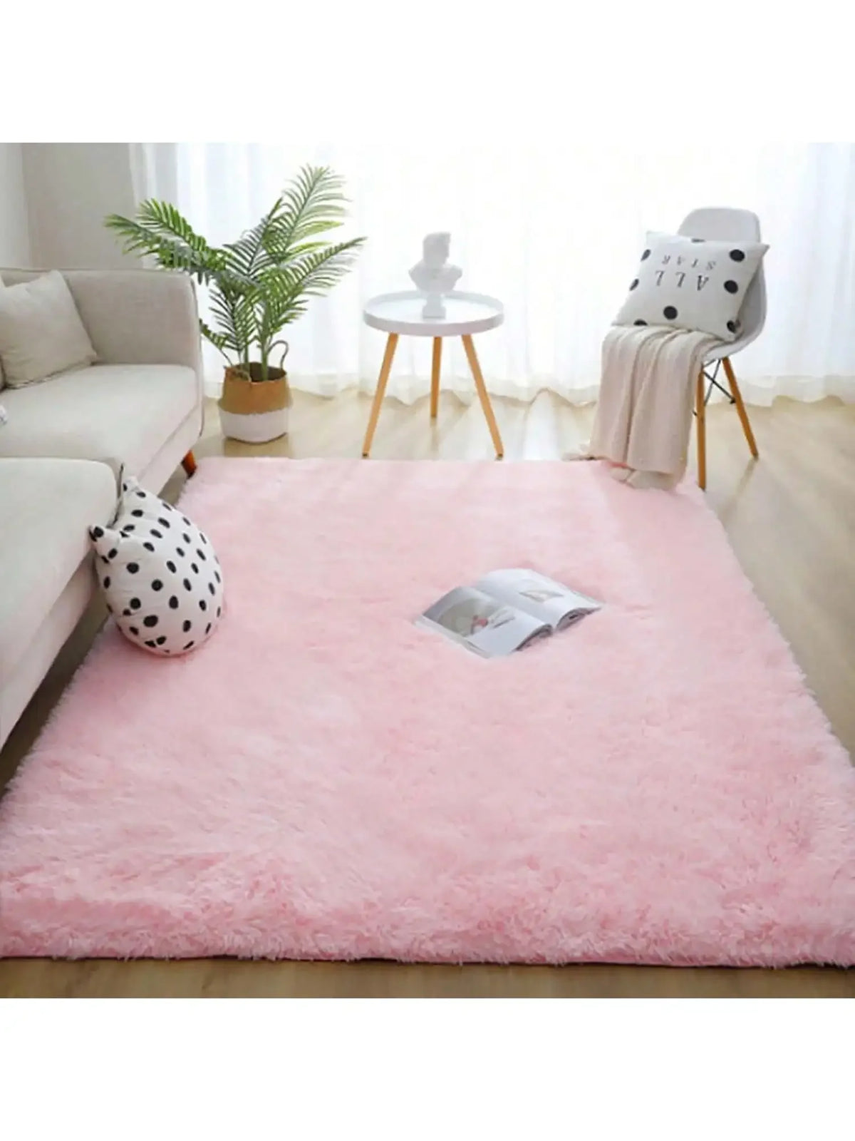 Pinker Plüschteppich mit langem Flor auf hellem Holzfußboden in einem hellen Wohnzimmer