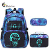 Lila und blaues Graffiti-Backpack mit stilisiertem Gamer-Charakterdesign.