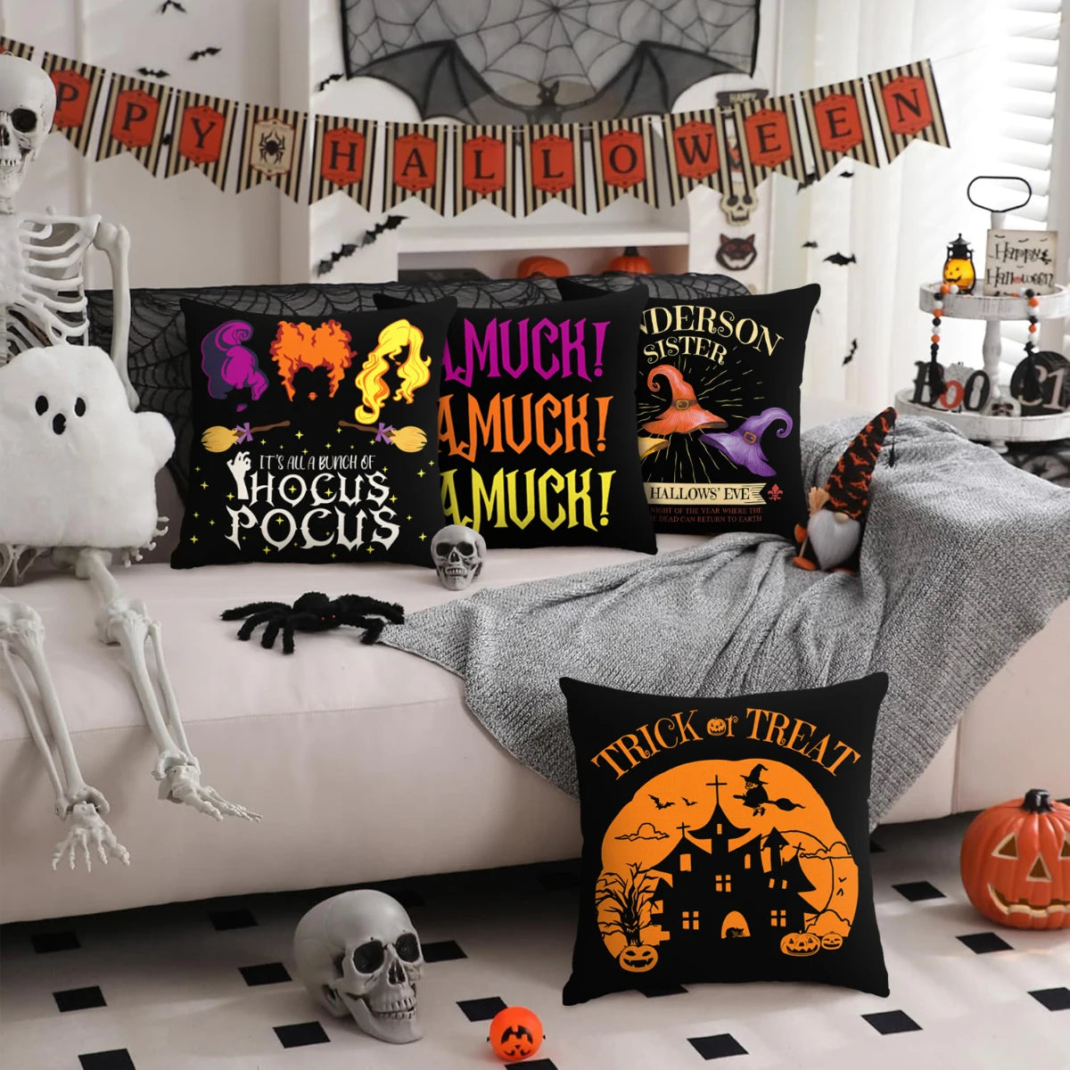 Un juego de fundas decorativas negras con temática de Halloween, como calaveras, murciélagos y texto espeluznante.