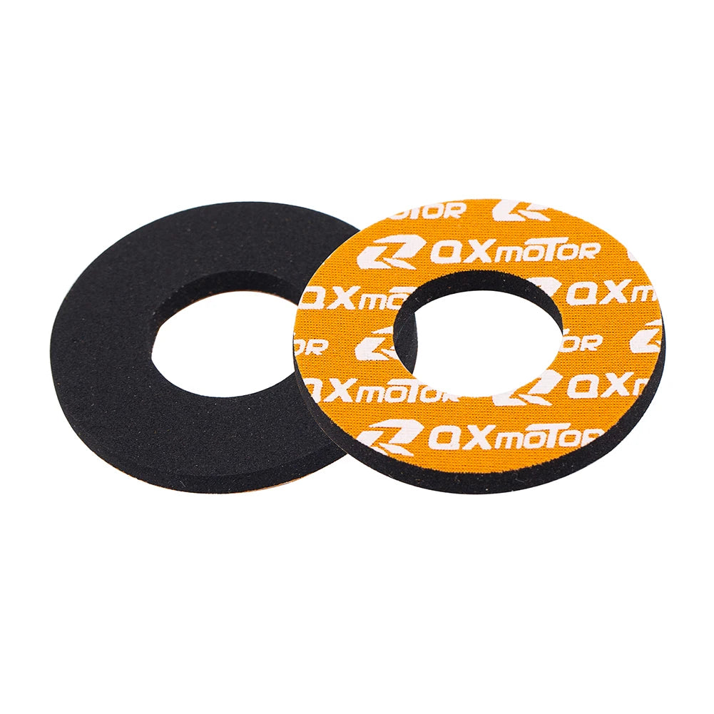 Deux poignées de guidon circulaires en silicone, une noire et une orange, côte à côte.