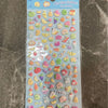 Eine Folie mit Mini-Niedlichen Aufklebern aus Kawaii-Tieren und Lebensmitteln zum Dekorieren von Journals