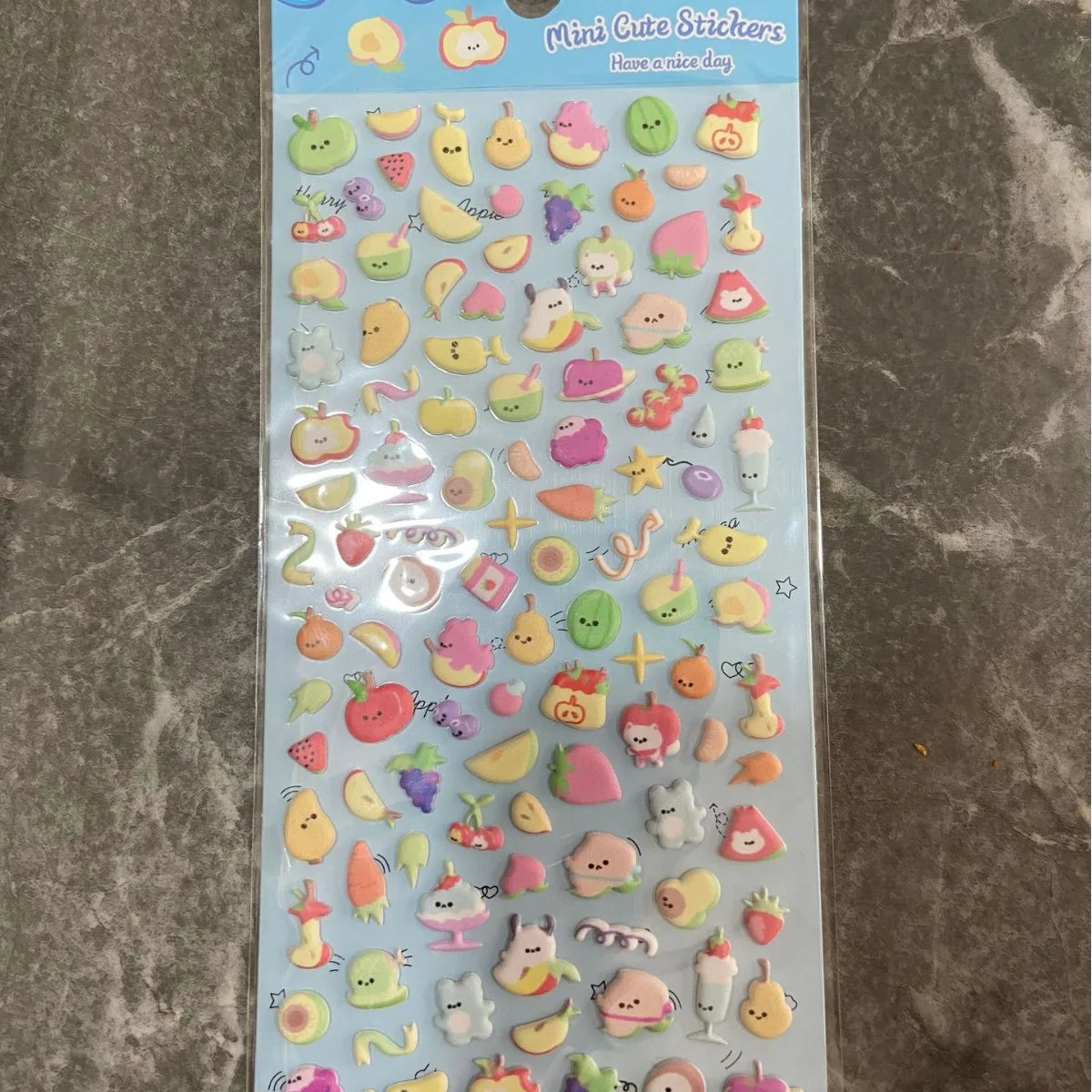 Eine Folie mit Mini-Niedlichen Aufklebern aus Kawaii-Tieren und Lebensmitteln zum Dekorieren von Journals