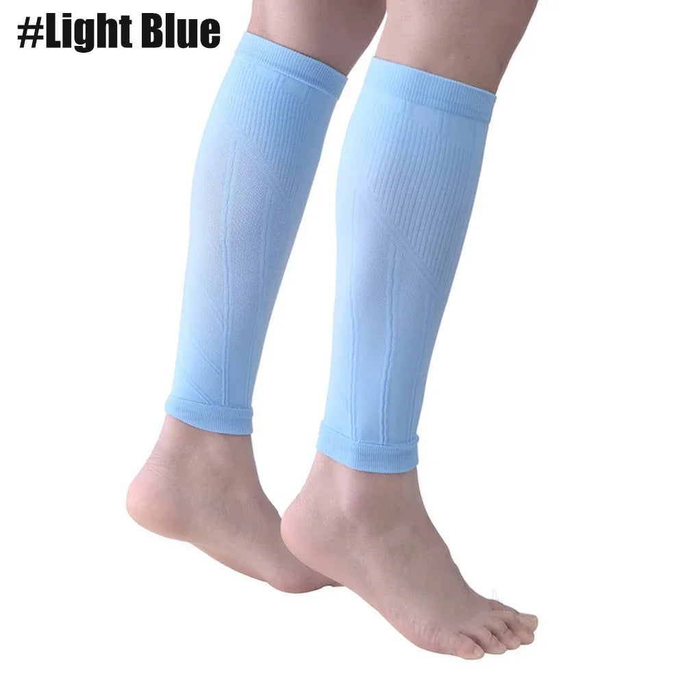 Manchettes de compression bleu clair dégradé sur la jambe inférieure d'une personne.