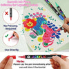 Ein Set doppelspitziger Acrylmarker zeichnet bunte Blumen- und Tiermotive auf weißem Papier.