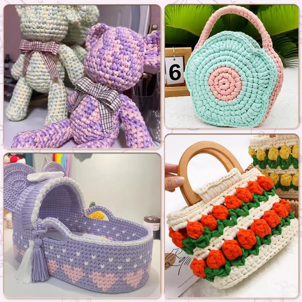 Verschiedene gestrickte Häkelbeutel und Stofftiere aus dickem lila, rosa und grünem Garn.
