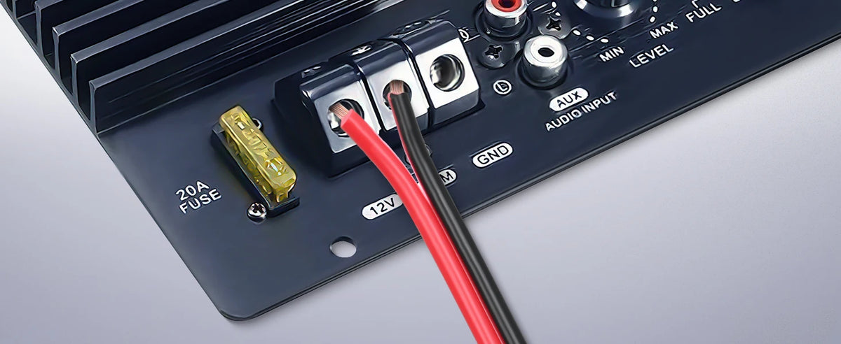 Nahaufnahme eines dunklen elektronischen Geräts mit Anschlüssen, einer Sicherungshalterung und einem Audioeingangsockel.