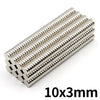 Eine Reihe kleiner, zylindrischer Neodym-Permanentmagnete mit 10 mm Durchmesser und 3 mm Länge.