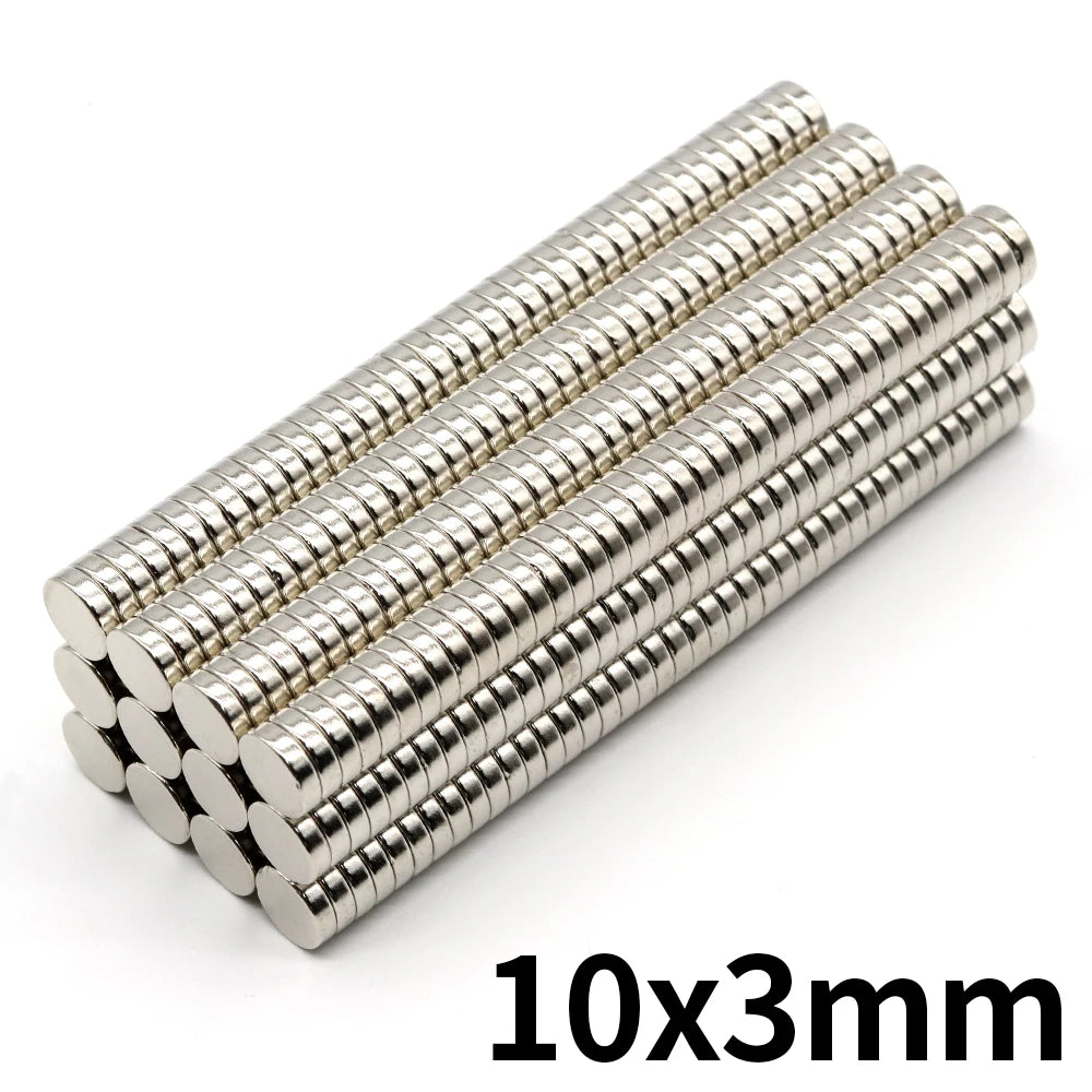 Eine Reihe kleiner, zylindrischer Neodym-Permanentmagnete mit 10 mm Durchmesser und 3 mm Länge.