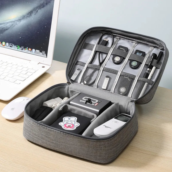 Una bolsa portátil impermeable para almacenar cables de carga y accesorios abiertas, mostrando varios cables.