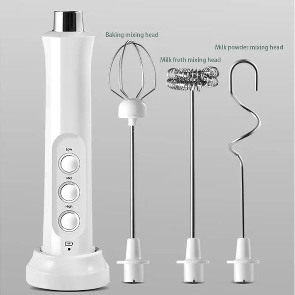 Weißes wiederaufladbares 3-in-1 Handgerät zum Aufschäumen und Mixen mit drei verschiedenen Mischköpfen