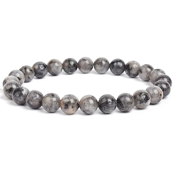 Una pulsera hecha de cuentas de piedra natural gris y suave.