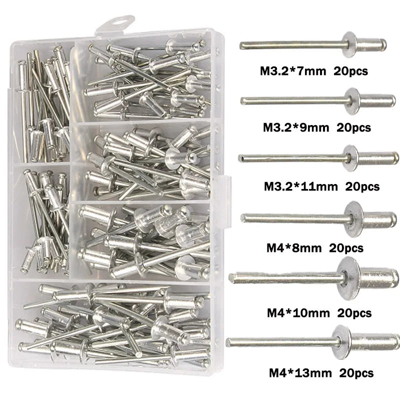 Un contenant en plastique contenant divers tailles de rivets aveugles et de fixations métalliques.