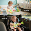 Un tout-petit joue une guitare à sons d'animaux éducative dans un salon, avec des notes musicales flottantes autour de l'inst