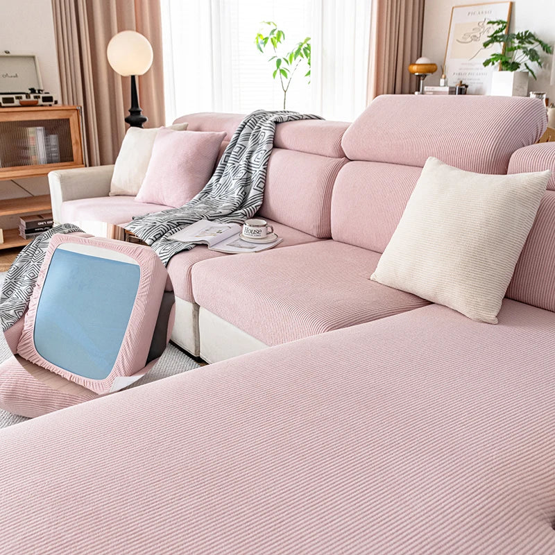 Asiento de sofá removible elástico rosa con funda de tela ligera y cojines decorativos.