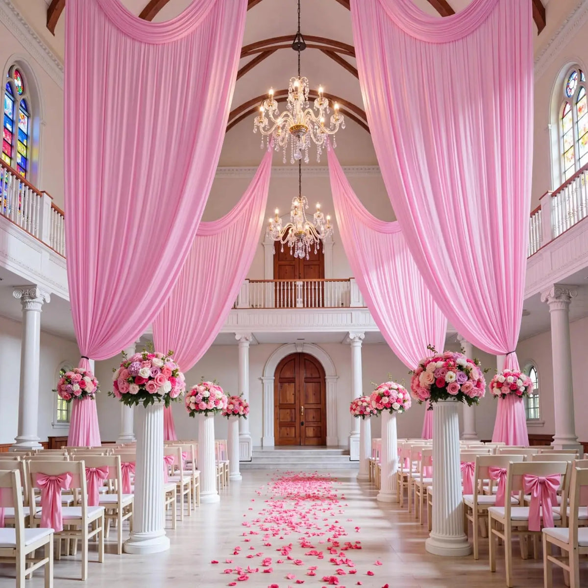 Pink drapierte Stoffvorhänge rahmen ein prächtiges Interieur mit Kronleuchtern und einer Holztür ein, verstreut mit rosa Blüt