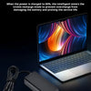 Laptop-Netzteil und Kabel neben einem Laptop, das Trittschutzfunktionen veranschaulicht.