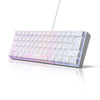Un clavier filaire compact avec touches blanches et rétroéclairage RGB violet sur une surface réfléchissante.