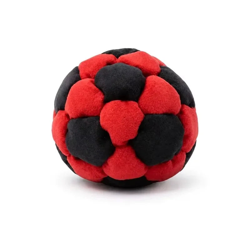 Une balle hacky sack crochet faite à la main avec des mailles texturées rouges et noires alternées.