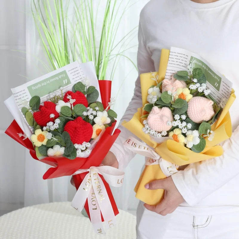 Ein Strauß handgefertigter Häkel-Sonnenblumen mit grünen Blättern und gelbem Geschenkpapier.