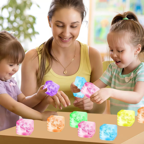 Une femme montre aux enfants comment faire des glaçons de neige colorés pour une activité de balle anti-stress.