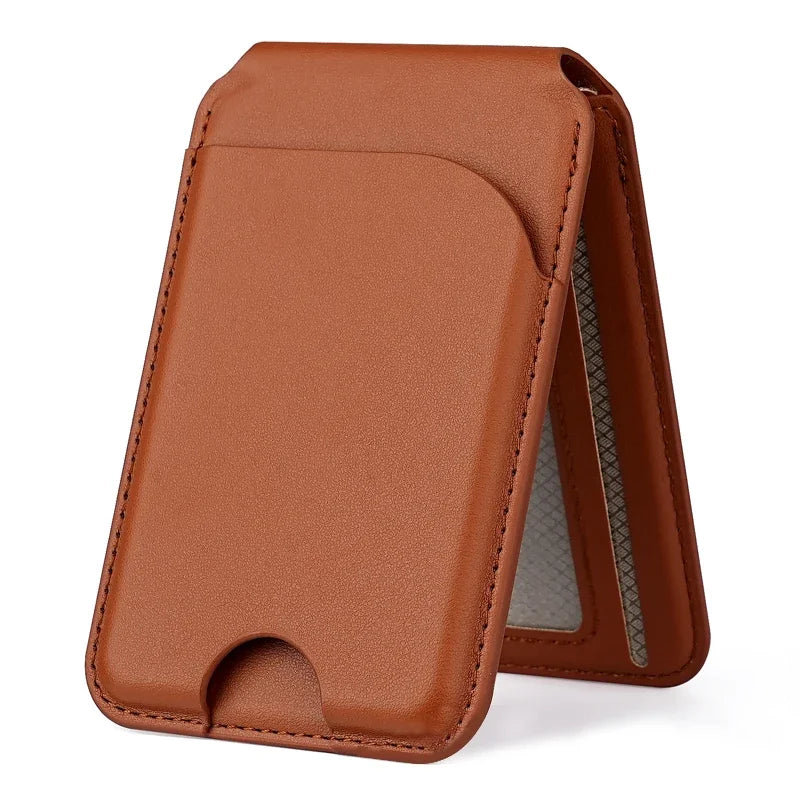 Portefeuille en cuir marron avec une housse protectrice et un support réglable, vue rapprochée.