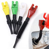 Collection de trémies colorées pour transférer de l'huile de voiture et de moteur, jaunes, vertes, blanches et rouges, sur fo