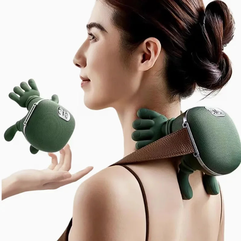 Une femme utilise un massage discret sans fil vert sur son haut du dos et ses épaules.