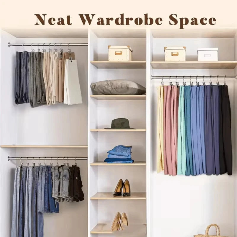 Kleiderschrankinnenraum mit verschiedenen Hängern und Aufbewahrung für eine ordentliche Garderobe.