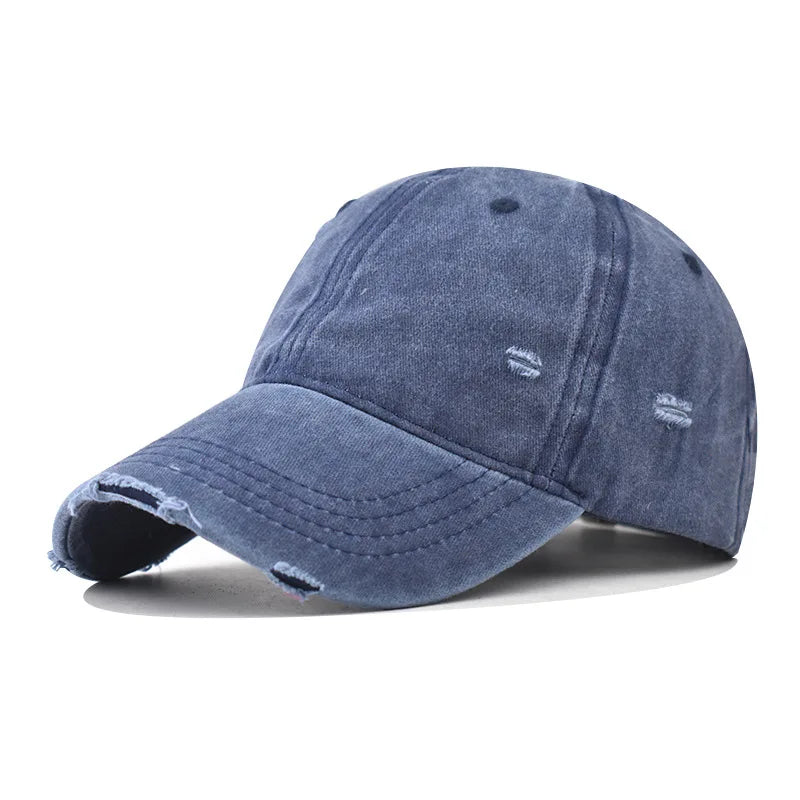 Dunkelblaue Vintage-gewaschene Baumwoll-Baseballkappe von der Seite.