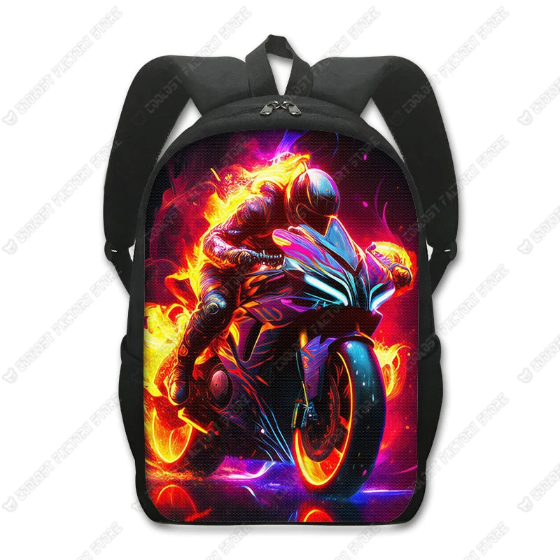 Schwarzer taktischer Rucksack mit einem leuchtenden, feurigen Motorradfahrer-Design auf der Vorderseite.
