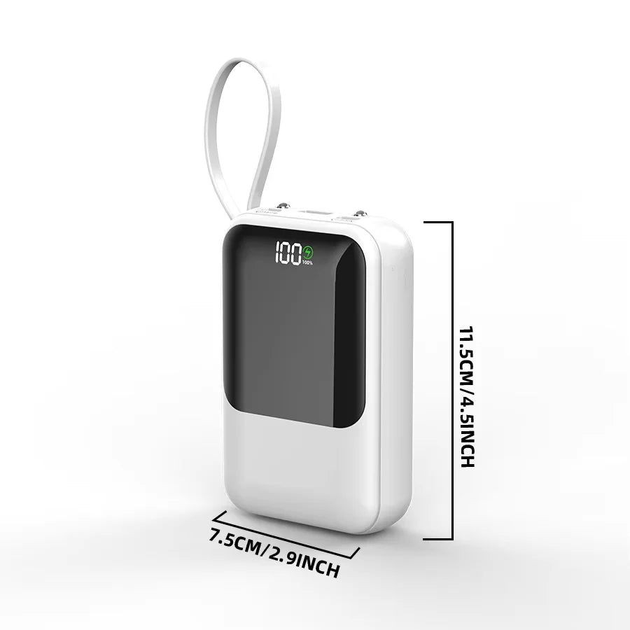 Weißer tragbarer Powerbank mit schwarzem Display, das 100% Ladung anzeigt, von der Seite gezeigt.