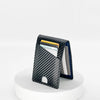 Schwarzes Kohlefaser-Kartenträger-Wallet mit blauem Lederhülle, das mehrere Karten zeigt.