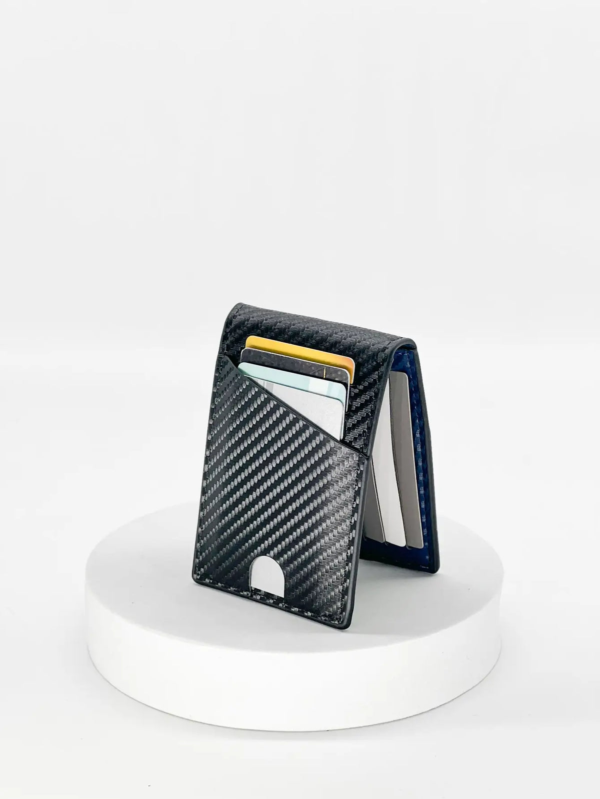 Schwarzes Kohlefaser-Kartenträger-Wallet mit blauem Lederhülle, das mehrere Karten zeigt.
